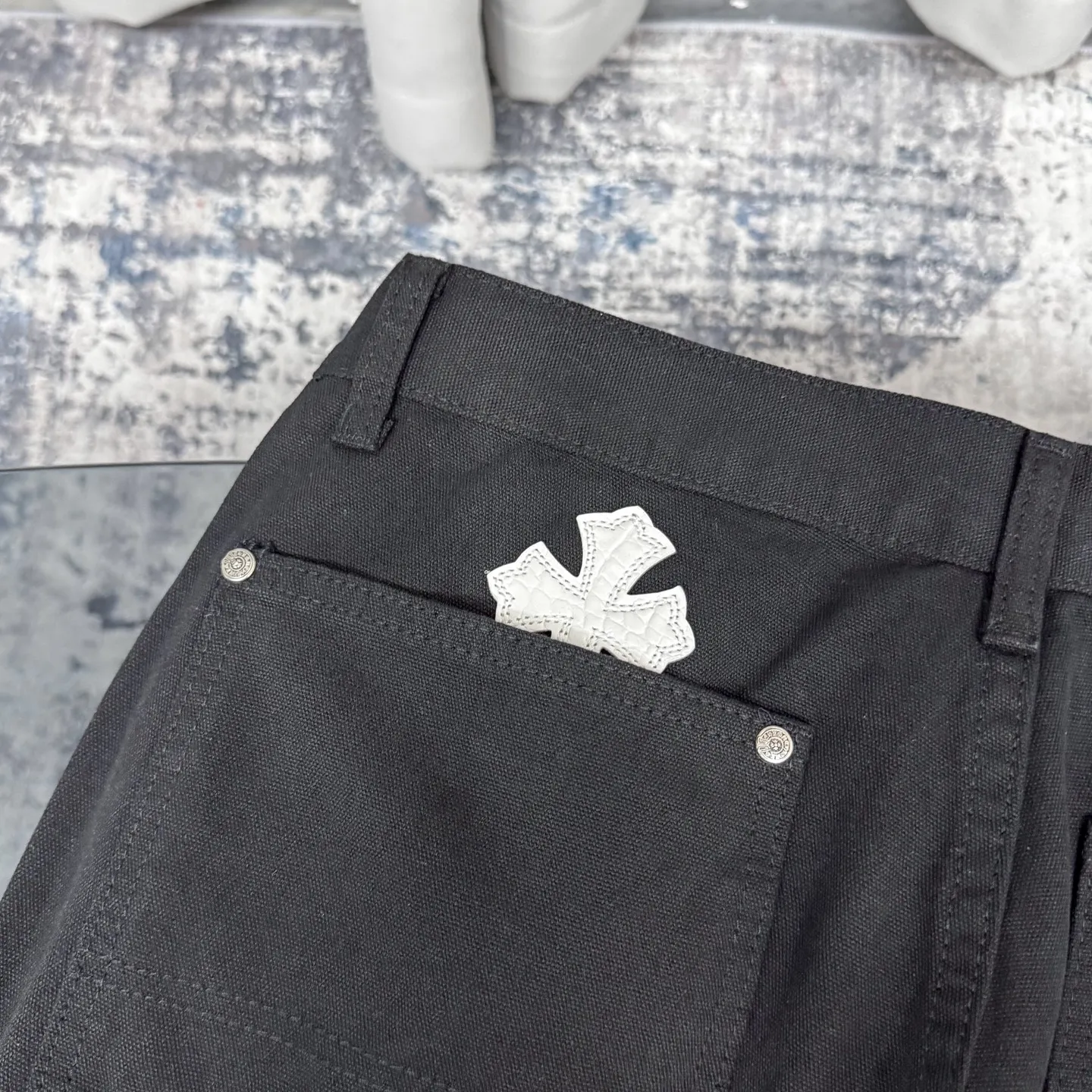 P280 Chrome Hearts/Chrome Hearts 25FW CH Workwear Logging Big Cross Leather Limited Edition Jeans (Black) Chrome Hearts are the most popular pants in color. Made of beaded canvas fabric, heavy washing makes the upper body of the fabric more textured and the pants are tall and straight! The three-dimensional cutting of the whole trousers is a masterpiece! The hardware is customized by zp. The beaded canvas fabric is thick and soft after being washed. It has good breathability. Customized small leather label. Unique design. The details are simple and elegant, and the workmanship is exquisite. The whole trousers are neatly routed and the details are in place! It’s so cool that both men and women can easily control the genderless trend!  Color: black Size: 28/30/32/34/36 Waist: 69/74/79/84/89 Knee: 50/51.5/53/54.5/56 Pants length: 102/104/106/108/110